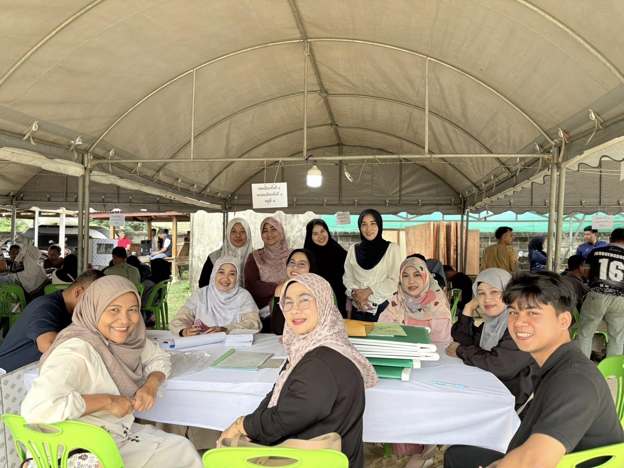 บรรยากาศช่วงเช้าส่งวัสดุอุปกรณ์ หีบบัตรเลือกตั้ง บัตรเลือกตั้งให้กรรมการประจำหน่วยเลือกตั้งสมาชิกสภาและผู้บริหารท้องถิ่น